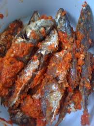 Goreng ikan dengan minyak panas di atas api sedang hingga matang, angkat dan tiriskan. Ikan Layang Balado Advanture S Blog