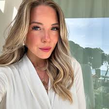 Is there any lash people that could fit me in today my lash lady had an  emergency and Im away