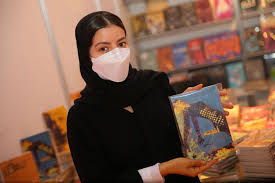 .من العام، كما يتميز معرض الكتاب بأنه يتضمن جميع فئات الكتب السياسية والدينية والأدبية والشعر وجميع المؤلفات التاريخية وأمهات كما بلغت أسعار مثل الإصدارات المختلفة ما بين فنون الأدب قيمة تتراوح من 20 إلى 30 جنية مصري. Ù…Ø¬Ù„Ø© ÙƒÙ„ Ø§Ù„Ø£Ø³Ø±Ø© ÙƒÙŠÙ Ø§Ù†ØªØµØ± Ù…Ø¹Ø±Ø¶ Ø§Ù„Ø´Ø§Ø±Ù‚Ø© Ø§Ù„Ø¯ÙˆÙ„ÙŠ Ù„Ù„ÙƒØªØ§Ø¨ Ø¹Ù„Ù‰ ØªØ­Ø¯ÙŠØ§Øª ÙƒÙˆØ±ÙˆÙ†Ø§