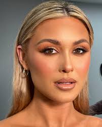 The most symmetrical most perfect face, my Annie bananie 🤍🥹