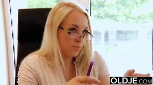 Старые молодые - только что исполнилось 18 лет, крошка трахает сморщенного  старика - порно HD