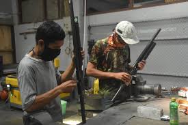 Nih senapan angin pcp paling ringan dan paling laris predator popor lipat untuk berburu hama. Pt Pindad Persero Menjaga Umkm Indonesia Pindad Bina Pengrajin Senapan Angin Umkm Lainnya