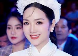 Từ chối chụp ảnh với người hâm mộ, hoa hậu Đền Hùng Giáng My gây tranh cãi 