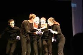 Seni teater berfungsi sebagai sarana hiburan.seni teater meliputi keseluruhan peran dan adegan akting drama kehidupan manusia yang diceritakan di atas pentas. Seni Teater Pengertian Sejarah Contoh Gambar Ciri Jenis