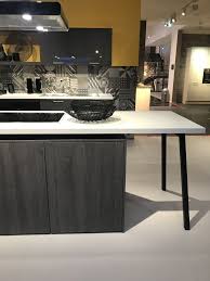Schaut Mal Genauer Hin Die Arbeitsplatte Als Tisch Mit Integriertem Kochfeld Phantastische Idee Fur Eine Moderne Kuch Kuchen Design Luxuskuchen Moderne Kuche