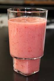 Un Smoothie Plein De Vitamines Recette Smoothie Banane Smoothie Recette Recette Avec Des Fraises