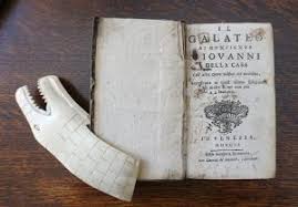 Conciossiacosachè tu incominci pur ora quel viaggio… inizia così, con un parolone, il galateo, il più famoso trattato di buone maniere di tutti i tempi. Il Galateo Di Monsignor Giovanni Della Casa Remondini Venezia 1760 Antiche Curiosita