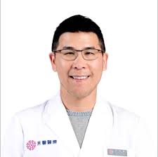 許峻睿醫師- 恭喜周杰倫Jay Chou & 昆凌Hannah 又多了一個美麗可愛的小寶貝❤️❤️ 祝你們一家平安～幸福快樂～  也感謝你們精緻的禮盒～小花又有口褔了🥰 #能幫我的兒時偶像接生小孩也算是圓了一個夢想吧😊 #想當初還靠杰倫的黑色幽默拿了系上卡拉OK冠軍欸真有緣  ...