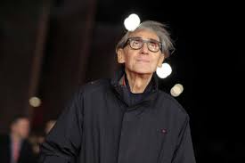 E le voci che lo vedevano colpito dalla malattia di alzheimer, smentite dalla famiglia. Qqy8qq06scdcgm