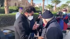 وأضاف أنه تحدث مع الراحل عزت العلايلي يوم الأربعاء الماضي مدافعا عن الفن وعن قضايا الفن، وعن النقابة ومهموما بكل ما يشغل الأسرة الفنية. Nzflqmjyl 4ulm