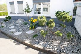 11 ideen für gartengestaltung mit steinen und findlingen große, unbehauene steine entfalten im garten ihre ganze pracht. Der Vorgarten Bluhend Schon Und Pflegeleicht Bauemotion De Garten Vorgarten Garten Pflanzen