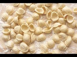 Pasta Fatta In Casa Di Semola Rimacinata Di Grano Duro Tipica Della Puglia A Forma Di Piccole Orecchie Da Cui Deriva Il Nudel Rezepte Essen Und Trinken Essen