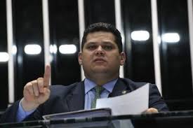 Alcolumbre descarta rito acelerado para votar PEC de agentes de saúde