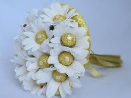 как сделать бутон розы из гофрированной бумаги без конфет Resultat De Recherche D Images Pour Kak Sdelat Butony Roz Iz Gofrirovannoj Bumagi Buket Iz Konfet Bumazhnye Cvetochnye Remesla Idei Dlya Podelok