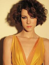 Cute Celebrity Short Curly Bob Hairstyles With Side Bangs For Long Face Coiffure Coupe De Cheveux Tendances Coiffures