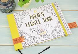Bab S Eerste Jaar Uit De O Baby Serie Van Pauline Oud Zwart Wit Met Een Beetje Retro Kleur Stoer Invulboek Met Leren Label Baby S Eerste Jaar Baby Baby Baby