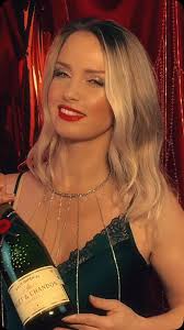 Maquillaje , peinado y decoración del cuello: @inessa__makeup_artist ;  💃🏼modelo: @alan.dary _____________________. #NavidadEnPuebla ,  #VisionCreativa , #SesiónDeFotos , #Puebla , #MúsicaYNavidad , ...