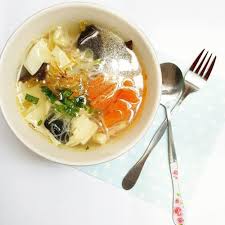 1/2 ekor ayam kampung 750 ml air 2 sdm minyak sayur 3 siung bawang putih, cincang halus 10 butir telur puyuh 15 bunga. Resep Sop Kimlo Yang Enak Yang Bisa Bikin Lidah Bergoyang