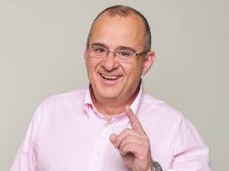 Jota Mario habría hecho una extraña exigencia para aceptar irse de Día a  día a RCN en 2002: su viuda reveló la verdad