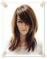 Gaya rambut ini memiliki daya tarik tersendiri bagi sebagian saat bertambah panjang, potongan rambut tidak dalam bentuk terbaiknya. Gaya Rambut Layer Sebahu Model Rambut