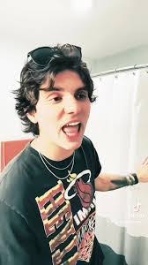 Ariel Comer's Instagram, Twitter & Facebook