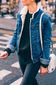 Calça Jeans Com Moletom Do Lado 6 Maneiras De Usar A Jaqueta Que E Sempre Cool Steal The Look Jaquetas Femininas Jeans Feminino Looks