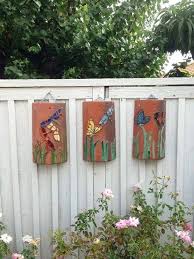 Kunst Auf Alten Dachzigeln Mit Farbigen Figuren An Der Gartenmauer Hangen Dachziegel Kunstideen Ziegel