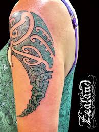 Shaded tattoos are also an excellent selection for stylizing letters for more visual impact. Inspirasi Tato Tato Tribal Lengan Kiri