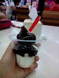 The dq marshmallow cream sundae is vanilla ice cream with marshmallow cream on top. Chocolate Sundae Dairy Queen The Adventure Of Channy S Food Journey Flickr