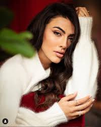 Giulia, durante la sua infanzia, ha avuto una sorella adottiva, nausica, che non ha più incontrato da quindici anni. Giulia Salemi Chi E Eta Fidanzato E Grande Fratello Io Donna