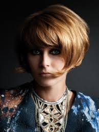 Goed geknipte korte bob met retro styling en buigingen bij de punten