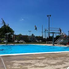 Do you want to know the entry ticket price for maplewood community pool? Maplewood Family Aquatic Center Pool In St Louis