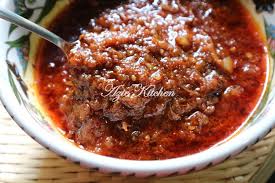 Kalau ikut cara arwah bonda mertua di sini, semua bahan termasuk ikan bilis dimasukkan kesemua sekali di dalam kuali dan biarkan masak dengan api perlahan lahan.maknanya ikan bilis tidak digoreng. Sambal Ikan Bilis Sedap Resepi Nasi Lemak Layan Azie Kitchen