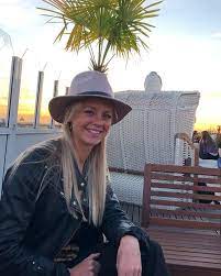Hannah & amanda går mot rekordår efter konkurs. Amanda Ilestedt Biography Salary Earnings Net Worth Married Relationship Affair Age Height Family Nationality