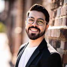 🎶✨ Detmold hat's gerockt! ✨🎶 Unser erstes Jugendkonzert „Detmold sucht  den Superkomponisten“ war ein voller Erfolg! Moderator Gustav von Hofmann  (alias Sara Risch) führte charmant durch die Show, unterstützt von seiner  Assistentin (