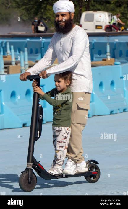 Sikh family on a scooter Stock Photo - Alamy