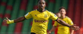 Über den schweiß regelt der körper die temperatur und transportiert überschüssige wärme von innen nach außen. Borussia Dortmund Youssoufa Moukoko Feiert Sein Bundesliga Debut