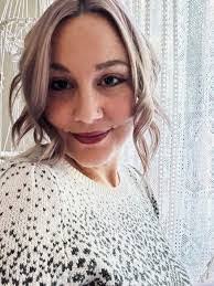 Diana Hackworth's Instagram, Twitter & Facebook