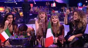 01:03 | malgioglio e gabriele corsi festeggiano rimanendo in mutande e salutano il pubblico di rai 1. 89r3wlajrozzsm