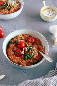 les lentilles corail aux tomates et epinards constituent un plat simple aux saveurs reconfortantes cuisiner des lentilles repas vegetarien recettes indiennes