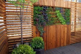 1001 Idees D Amenagement D Un Jardin Balcon Ou Terrasse Avec Un Mur Vegetal Exterieur Mur Vegetal Exterieur Amenagement Jardin Mur Vegetal