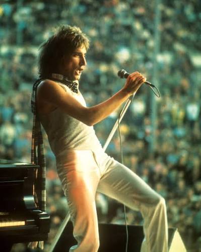 Rod Stewart performing with The Faces in 1974. 🎸