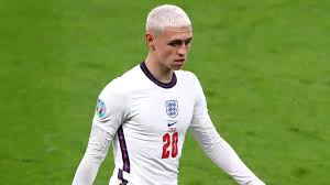Anh đang thi đấu ở vị trí tiền vệ cho câu lạc bộ tại manchester city và đội tuyển anh. Phil Foden Reveals England Teammates Could Copy Haircut Kick Daddy