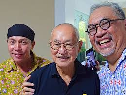 David Phee's Instagram, Twitter & Facebook