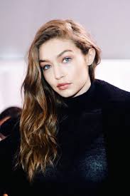 Gigi Hadid Just Wore Her Coolest Hairstyle Yet Gigihadid Gigi Hadid Just Changed Her Hair To Drum Roll Pink And We Re Freaking Ou Unluler Modelleme Kadin