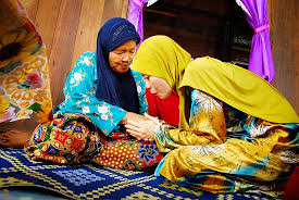 Apakah setelah menikah wanita terlepas dari kewajibannya berbakti pada orang tua? Jangan Ketepikan Ibu Bapa Atas Alasan Taat Suami Pesanan Buat Para Isteri Di Luar Sana