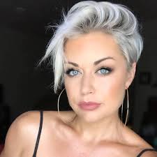 Come valorizzarli e non nasconderli più il lungo sale e pepe non “fa strega” e il corto total white non “fa nonna”: Capelli Grigi Sfumature Spettacolari Da Condividere Per Il 2019