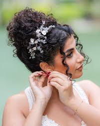 Photoshoot from my latest course for natural curly hairstyles  @makeup_by_catherine.karam @specialbrideweddingdress  @maria.armanyous.hairpieces @tamtamvsworld @dot.house.eg