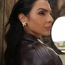 Em ouro, a flor se torna jóia. @by.juste traduziu a sensibilidade da  Caliandra em um pingente exclusivo, criado com precisão que representa não  apenas um acessório, mas uma peça que carrega o