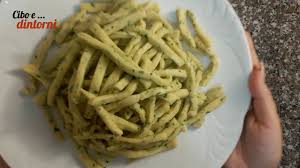 Scialatielli allo scoglio gli scialatielli sono una pasta fresca fatta di acqua e farina un prodotto tipicamente campano, la forma e delle fettuccine un po' più spesse e si sposano meravigliosamente con i frutti di mare. La Ricetta Degli Scialatielli Amalfitani Youtube